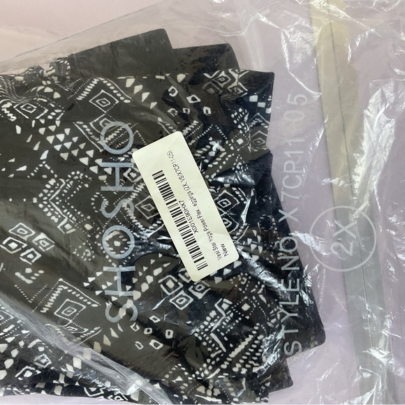 Shosho black and white midrise soft capri leggings with sheer mesh son side 2X - Picture 7 of 12